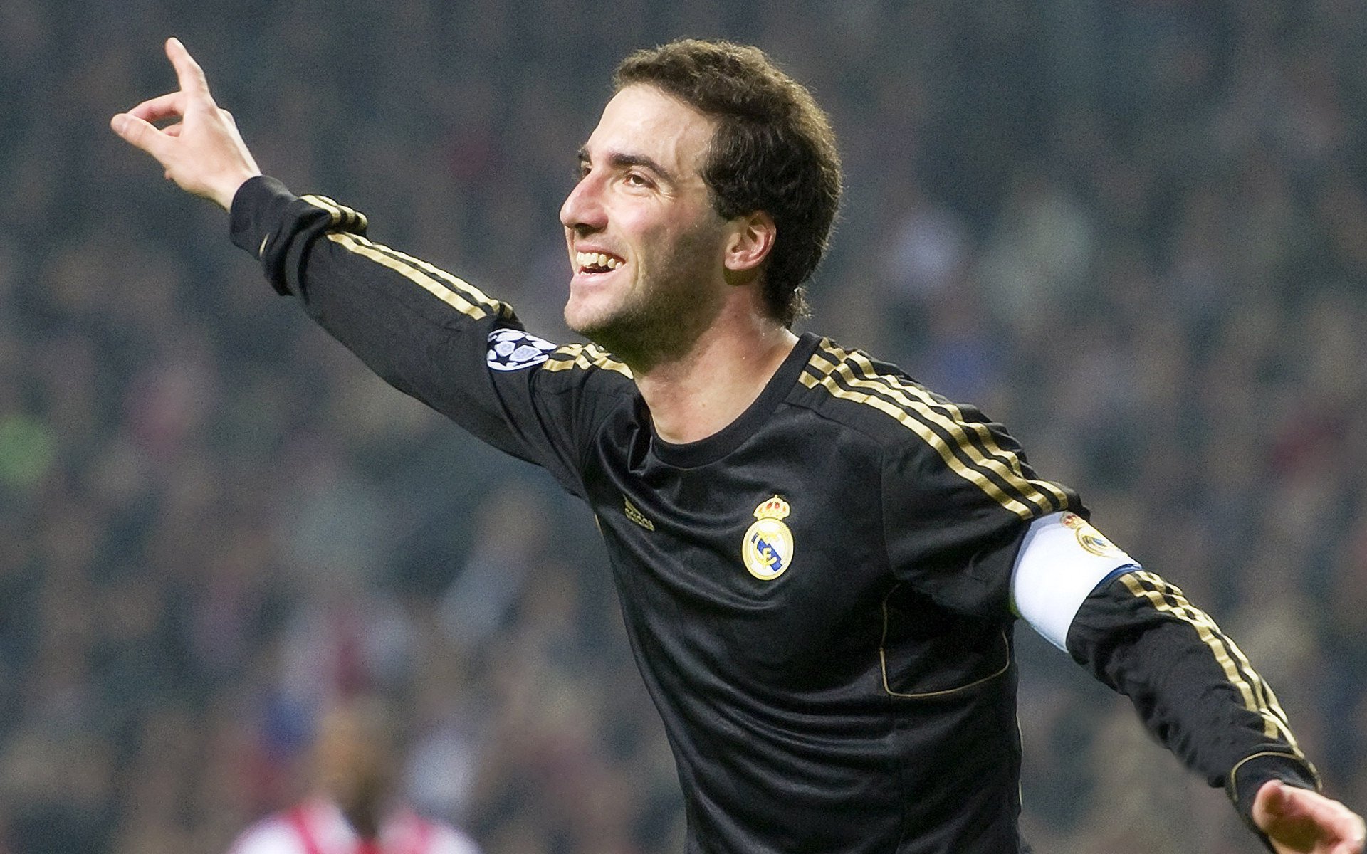 乔·波尔曼的突破性进攻和精准传球，帮助袋鼠队屡屡打破防线，乔丁·波尔特