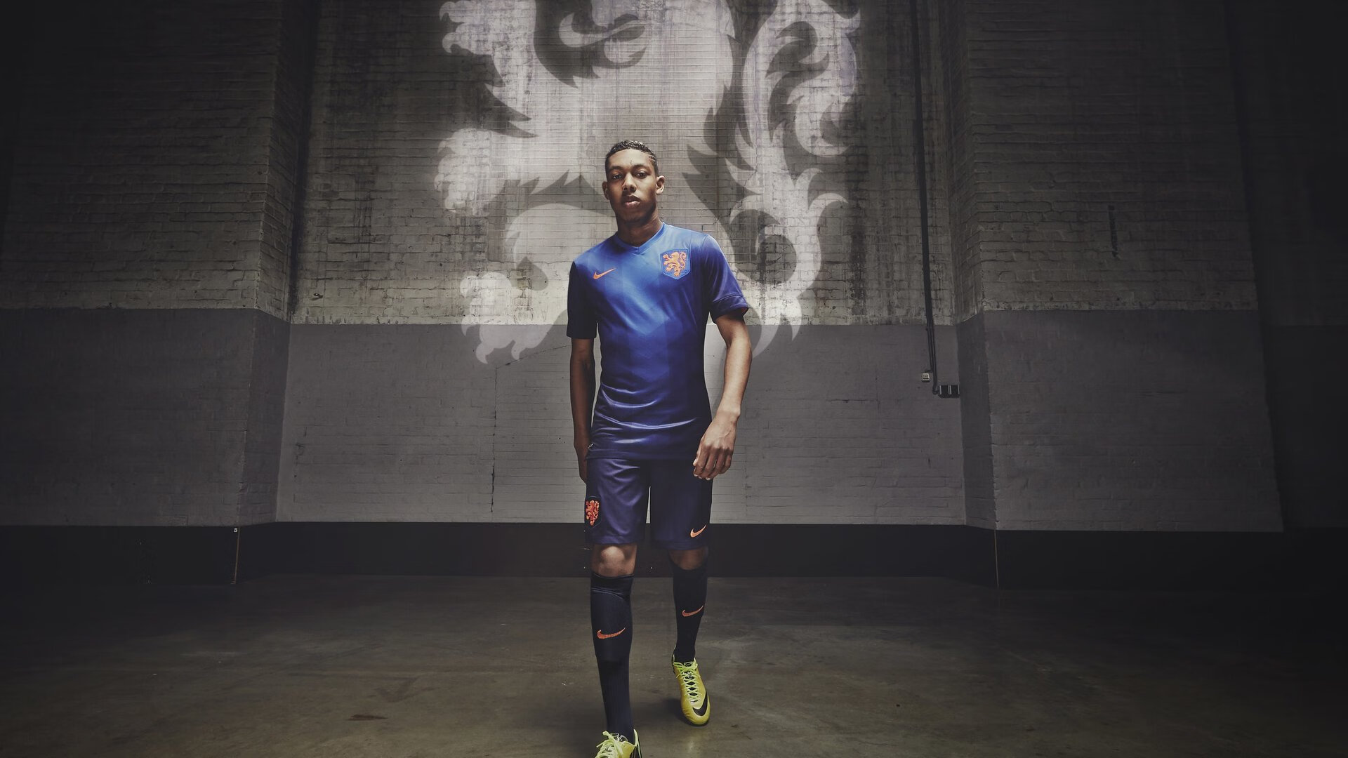 足球解说节目内容创新兼顾年轻人兴趣表达，经典足球解说词